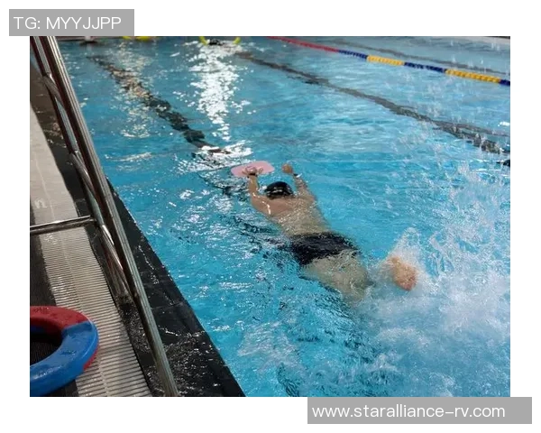 游泳对身体健康的多重益处及其促进身心全面发展的作用